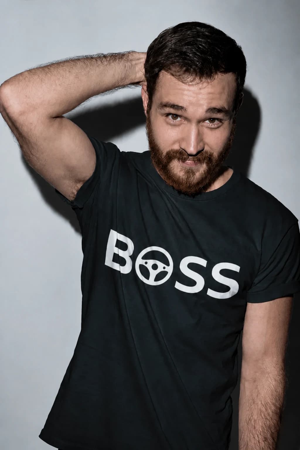 T-shirt noir porté par un homme barbu avec le mot « Boss » dont le O est un volant stylisé