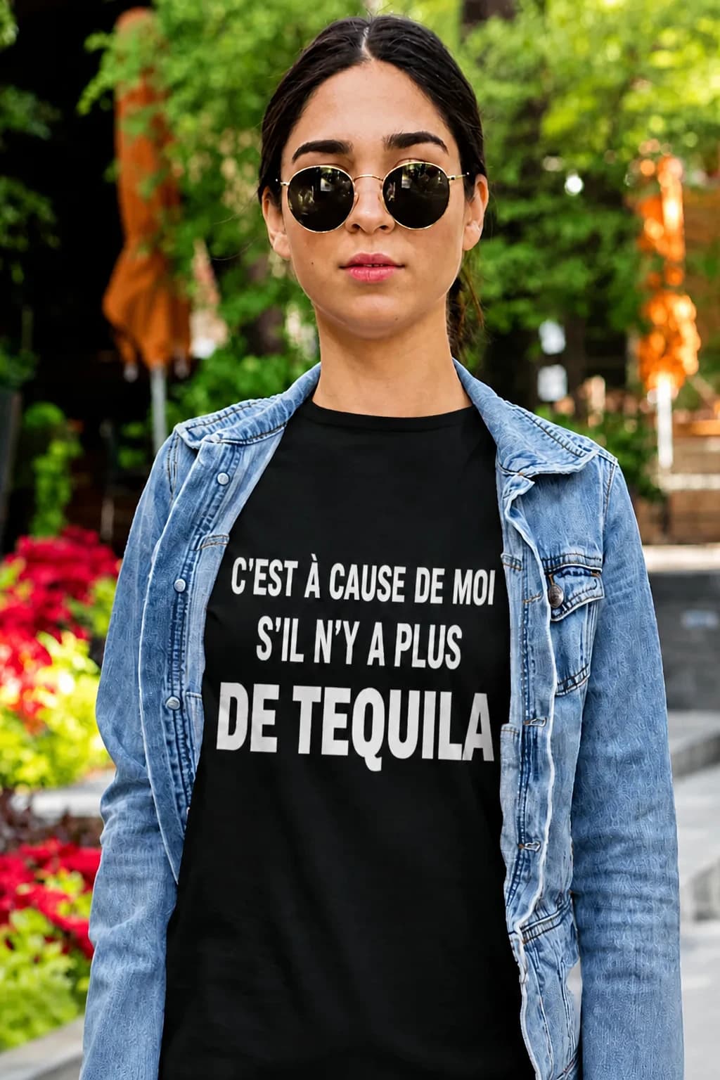 Jeune femme à lunettes de soleil en t-shirt noir « C'est à cause de moi s'il n'y a plus de tequila »