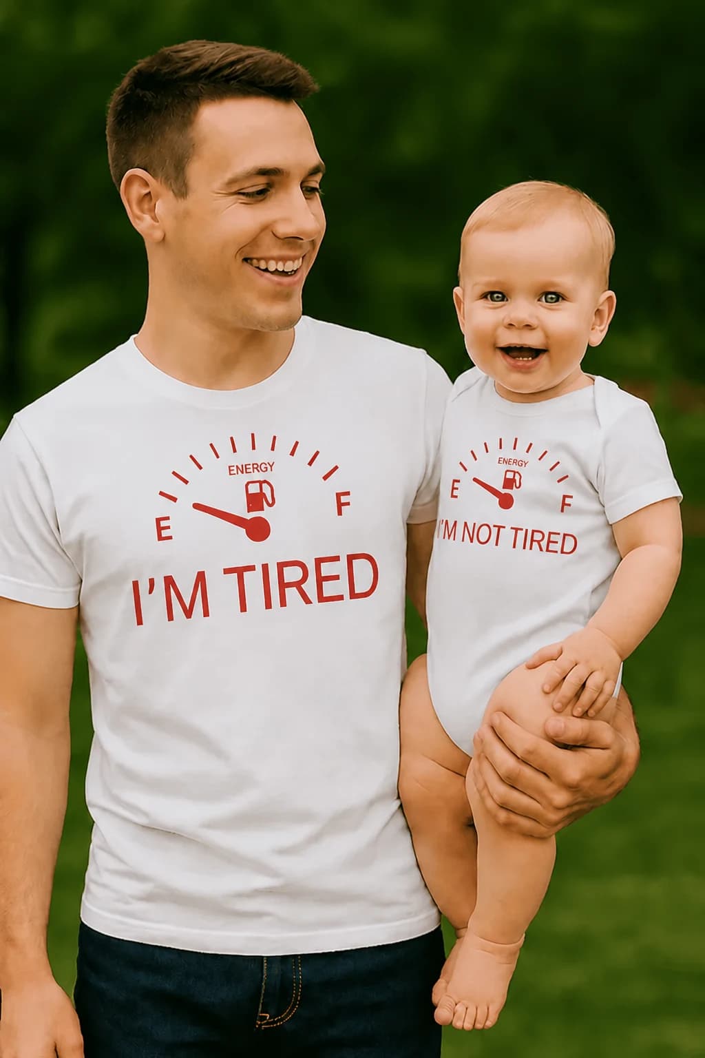 Papa en t-shirt « I'm tired » et bébé en body « I'm not tired », jauges d'énergie rouges, ensemble assorti