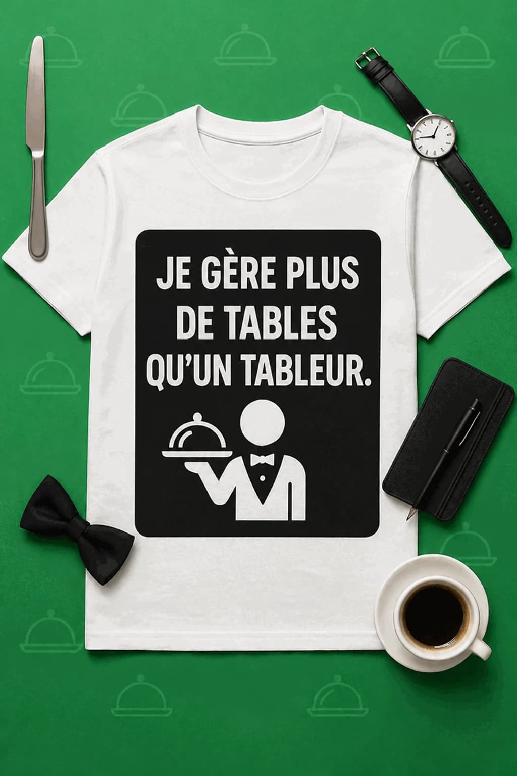 T-shirt blanc avec un serveur portant un plateau et le texte « Je gère plus de tables qu'un tableur »