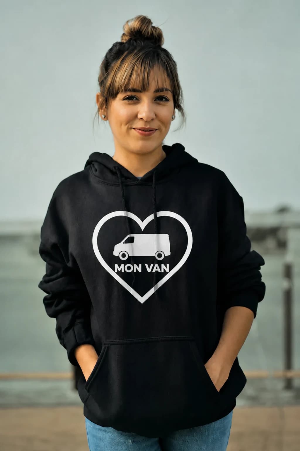 Sweat à capuche noir porté par une femme, grand cœur blanc avec silhouette de voiture et inscription personnalisée