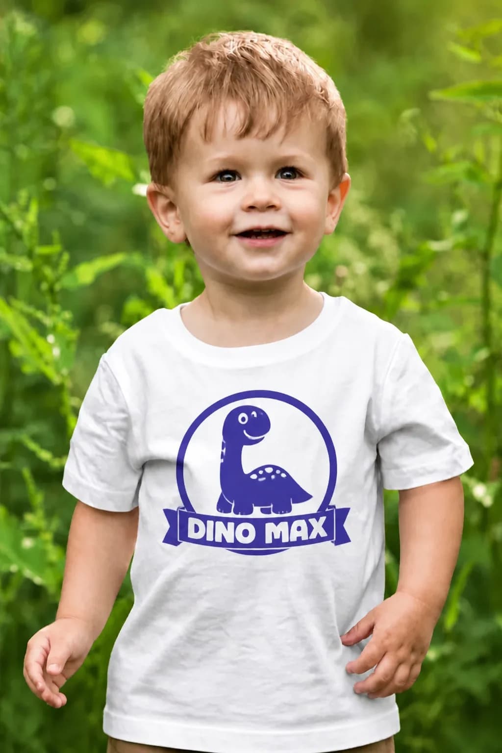 Petit garçon en t-shirt blanc avec un badge dinosaure violet et un prénom dans le bandeau central