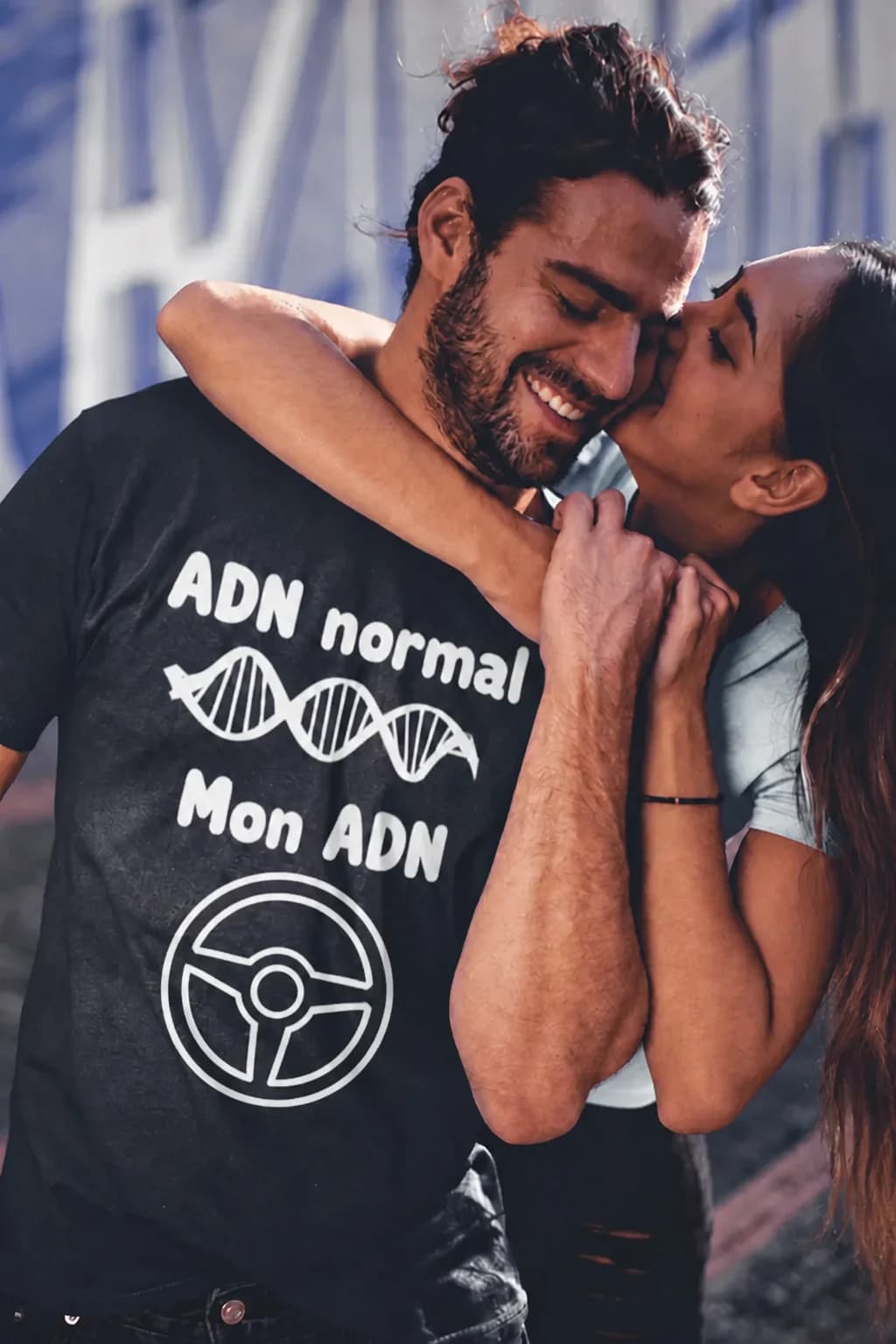 T-shirt noir avec le texte « ADN normal » et une double hélice, puis « Mon ADN » avec un volant de voiture