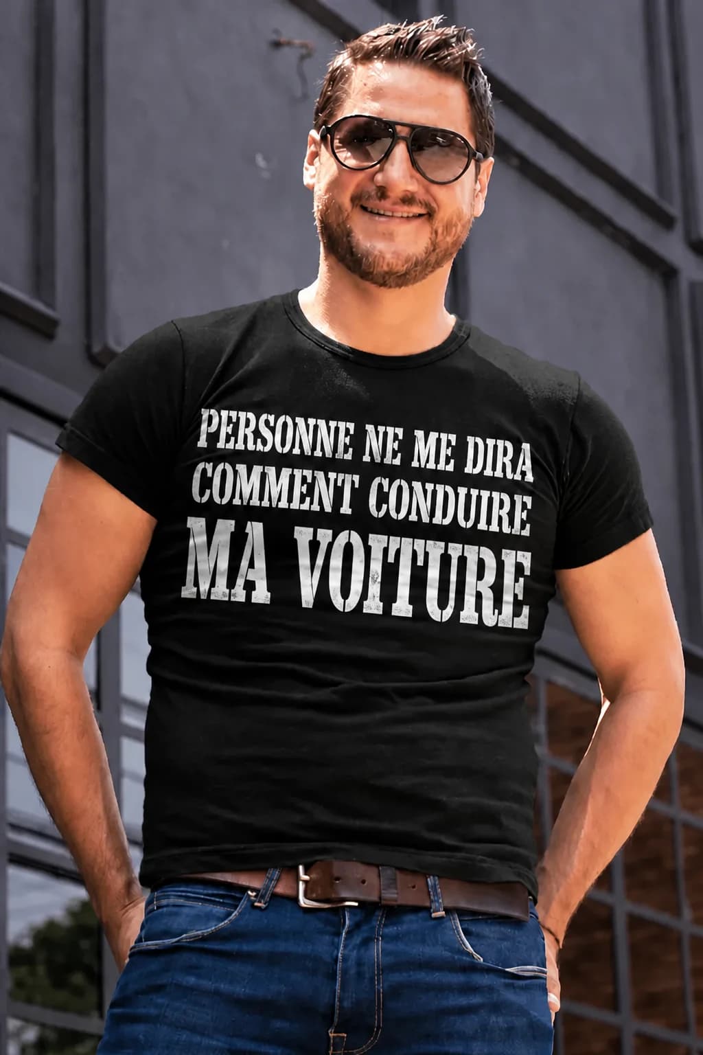 Homme à lunettes de soleil en t-shirt noir « Personne ne me dira comment conduire » en lettres usées blanches