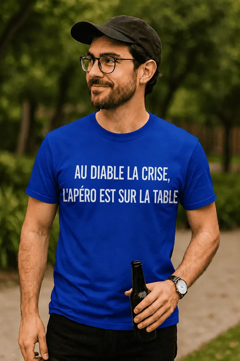Homme à casquette tenant une bouteille, en t-shirt bleu roi avec un slogan blanc sur la crise et l'apéro