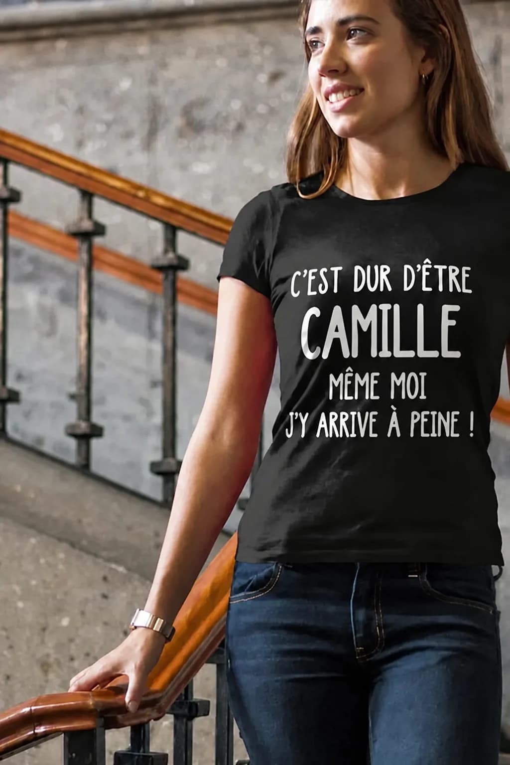 Jeune femme dans un escalier en t-shirt noir « C'est dur d'être… même moi j'y arrive à peine ! » avec prénom