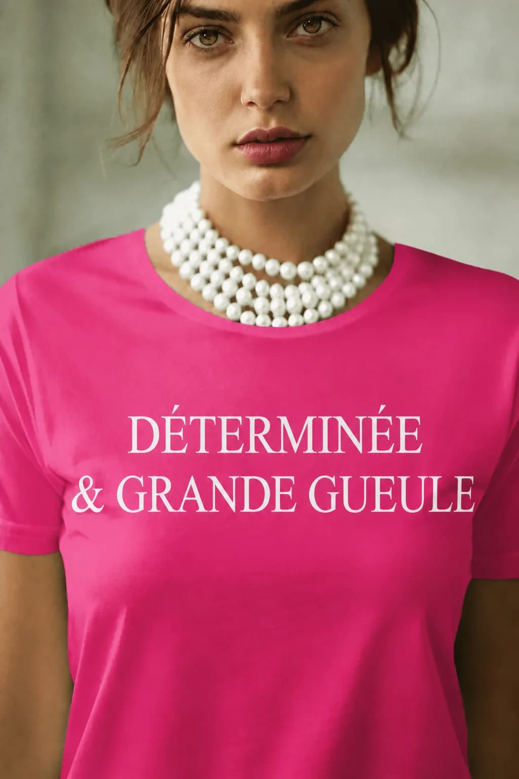 T-shirt rose pour femme avec le texte élégant « Déterminée & grande gueule » en lettres blanches