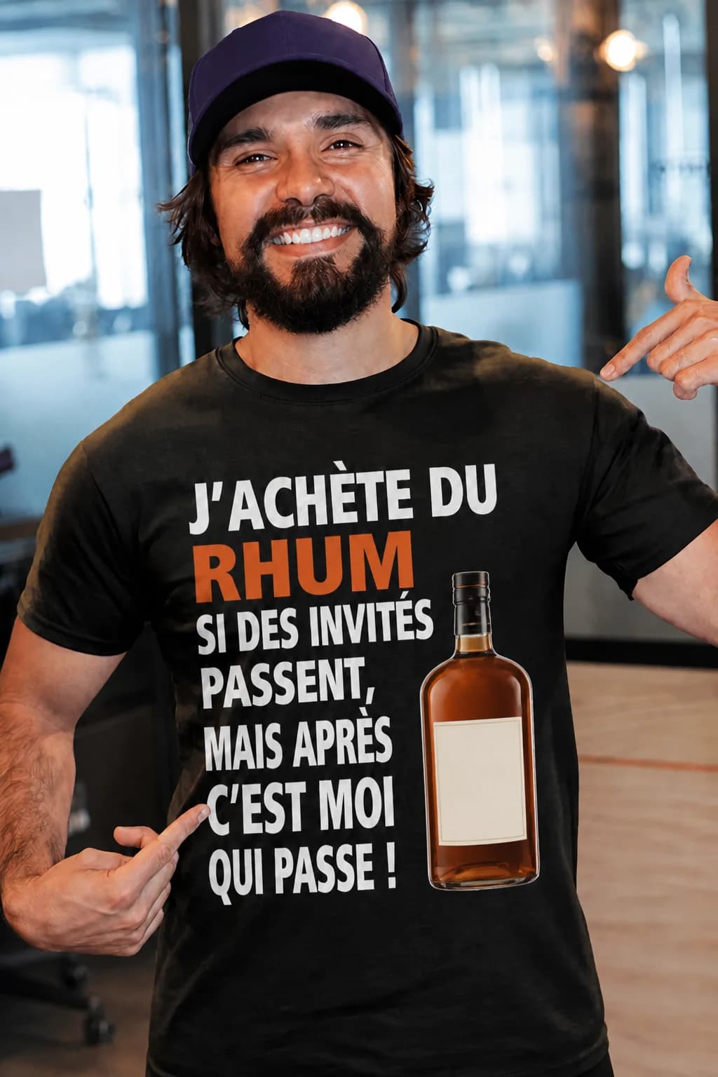 T-shirt noir humoristique avec bouteille et le texte « J'achète du rhum si des invités passent… c'est moi qui passe ! »