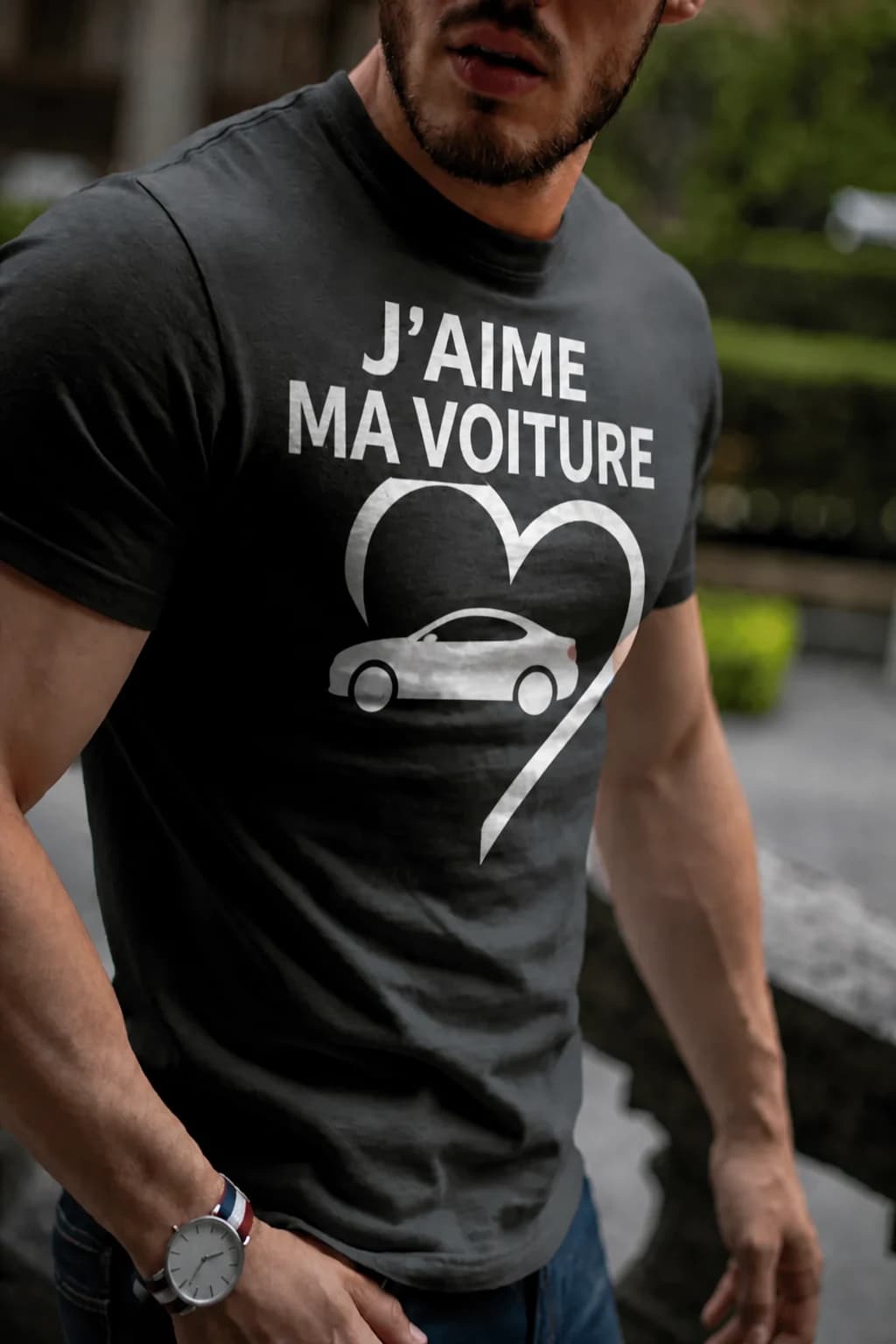 T-shirt noir avec une voiture dessinée dans un grand cœur et le texte « J'aime ma voiture »