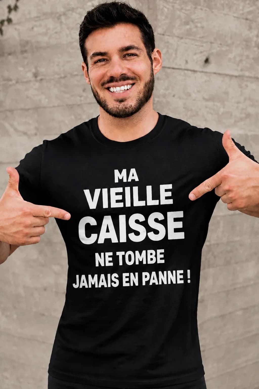 Homme souriant en t-shirt noir avec le texte blanc « Ma vieille caisse ne tombe jamais en panne ! »
