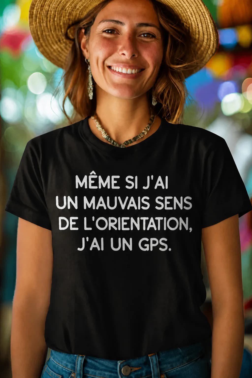 Femme au chapeau de paille en t-shirt noir « Même si j'ai un mauvais sens de l'orientation »