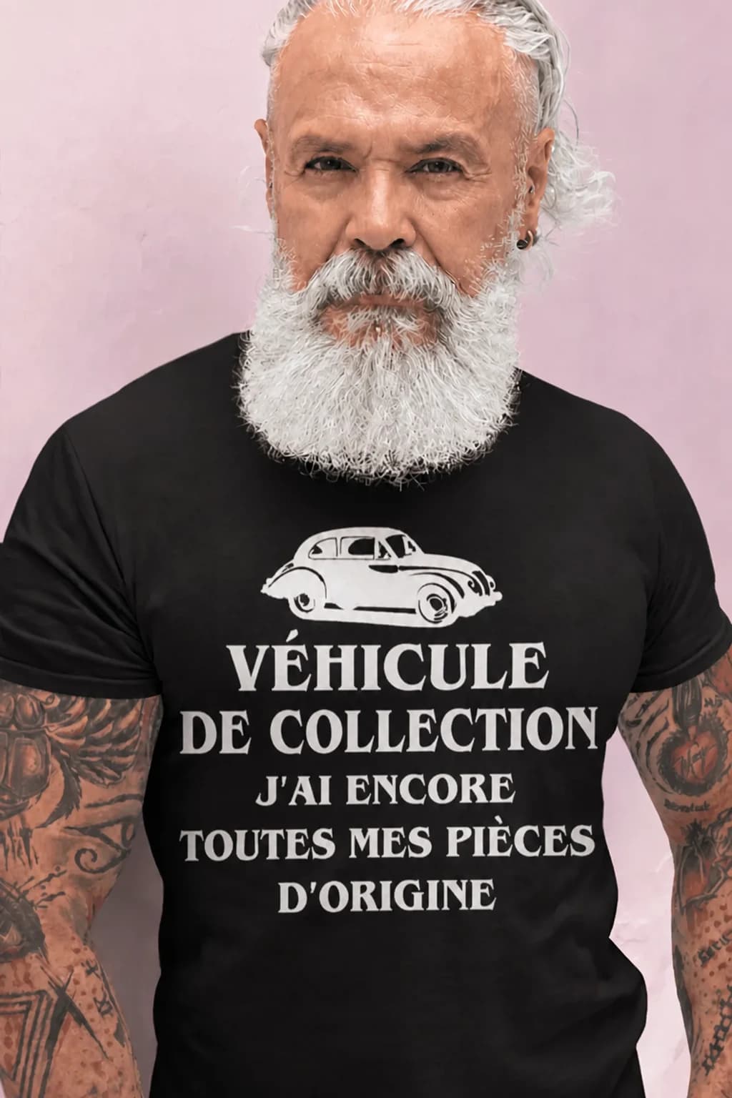 Homme à barbe blanche en t-shirt noir avec voiture ancienne et texte « J'ai encore toutes mes pièces d'origine »