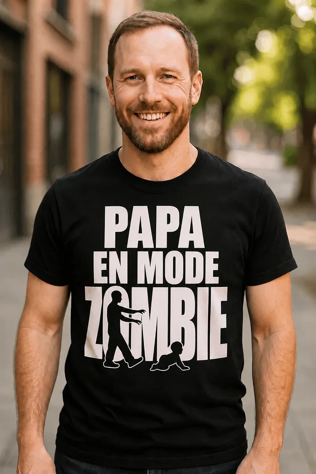 Homme en t-shirt noir avec silhouette de papa zombie, bébé à quatre pattes et le message « Papa en mode zombie »