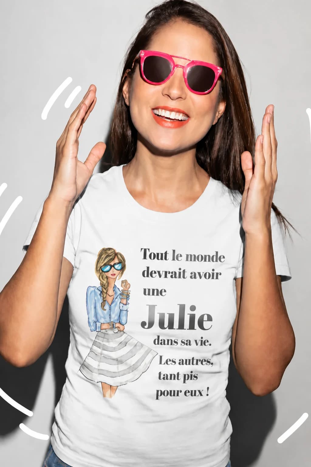 Jeune femme en t-shirt blanc « Tout le monde devrait avoir une Julie dans sa vie » avec illustration de femme