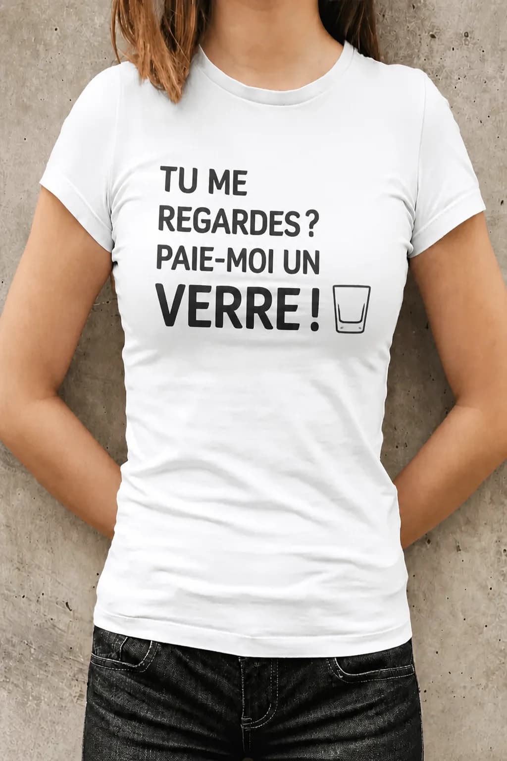 T-shirt blanc humoristique avec verre à shot et le texte « Tu me regardes ? Paie-moi un verre ! » porté par une femme