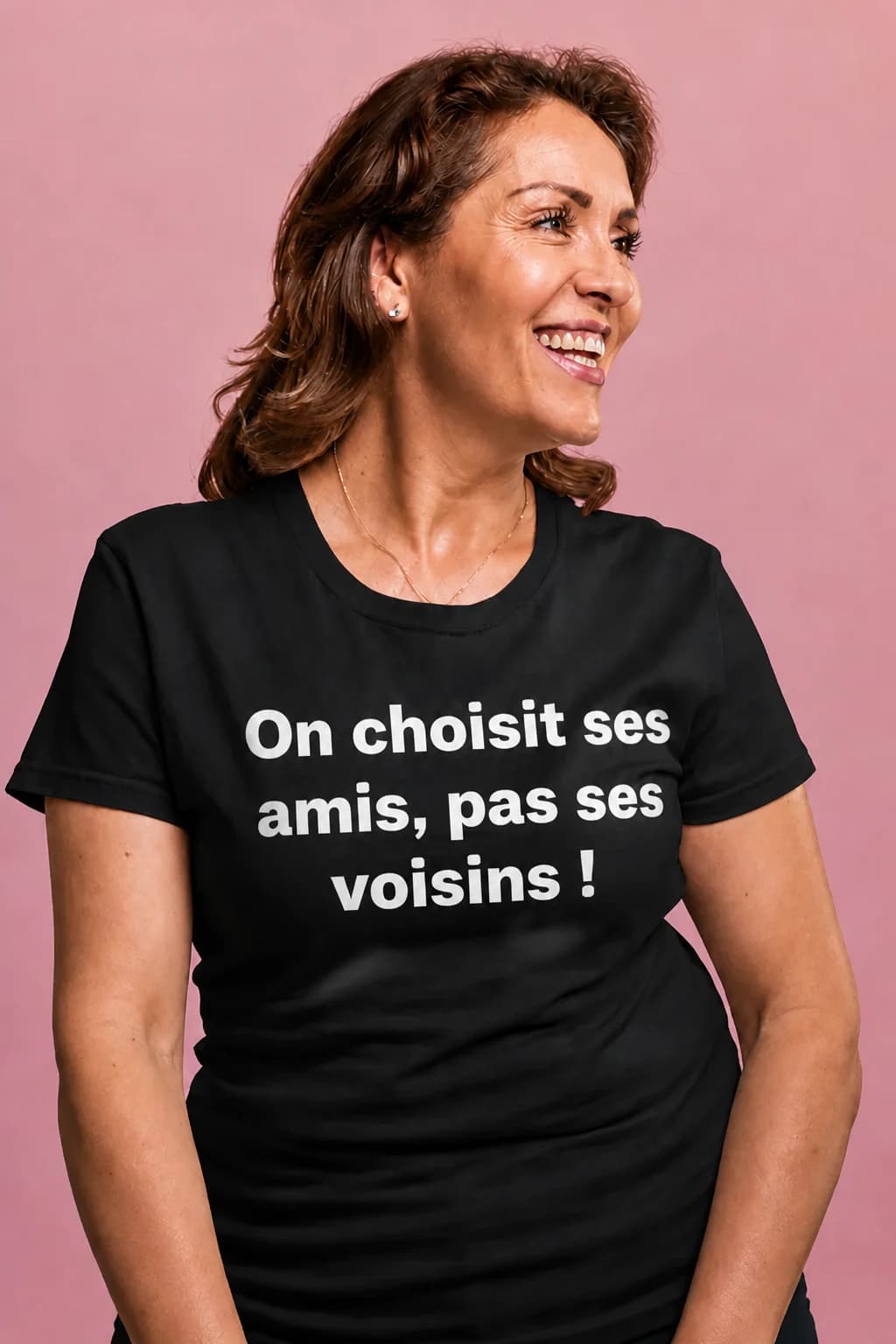 Femme souriante en t-shirt noir avec le texte blanc « On choisit ses amis, pas ses voisins ! »
