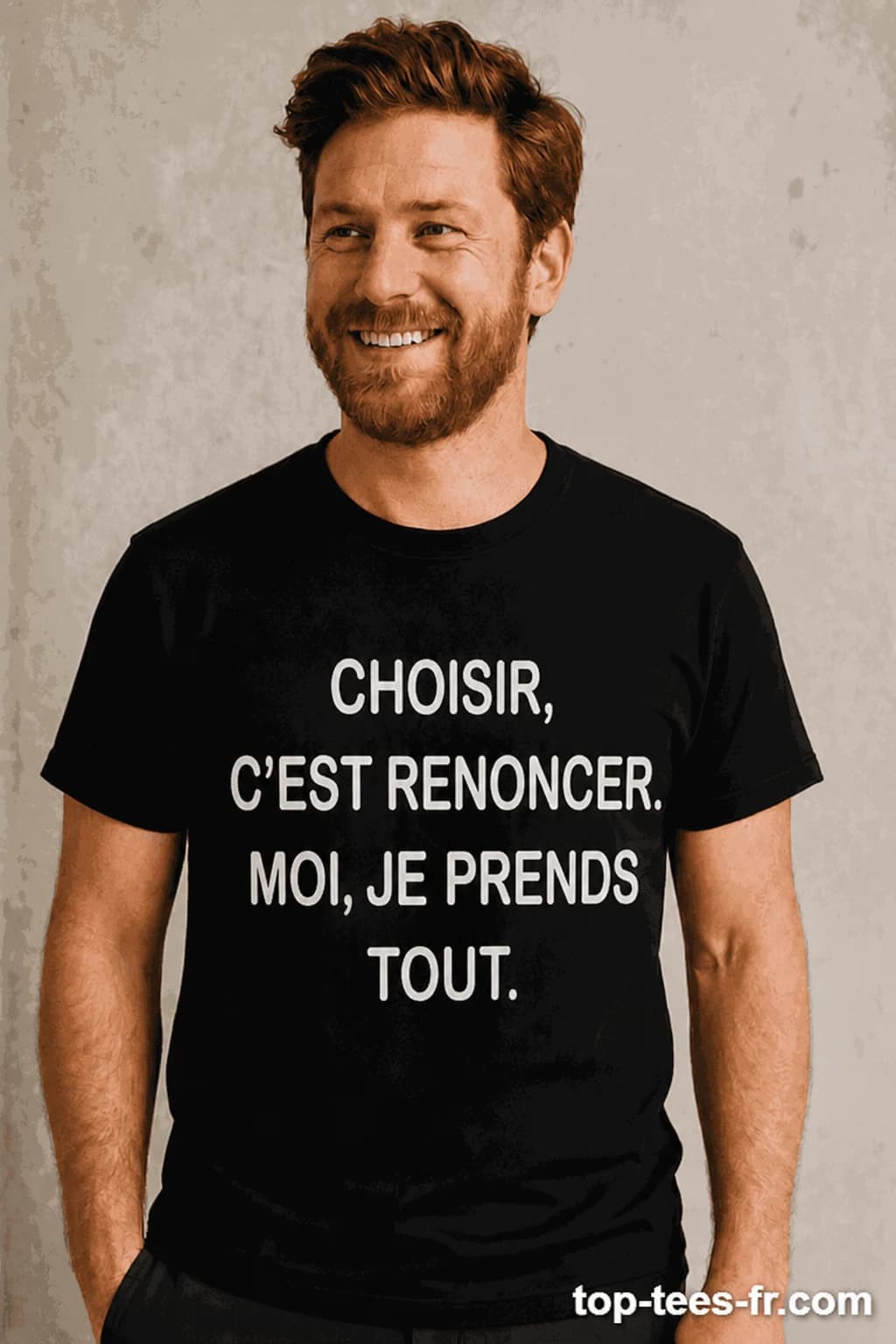 Homme souriant en t-shirt noir avec le texte blanc « Choisir, c'est renoncer. Moi, je prends tout. »