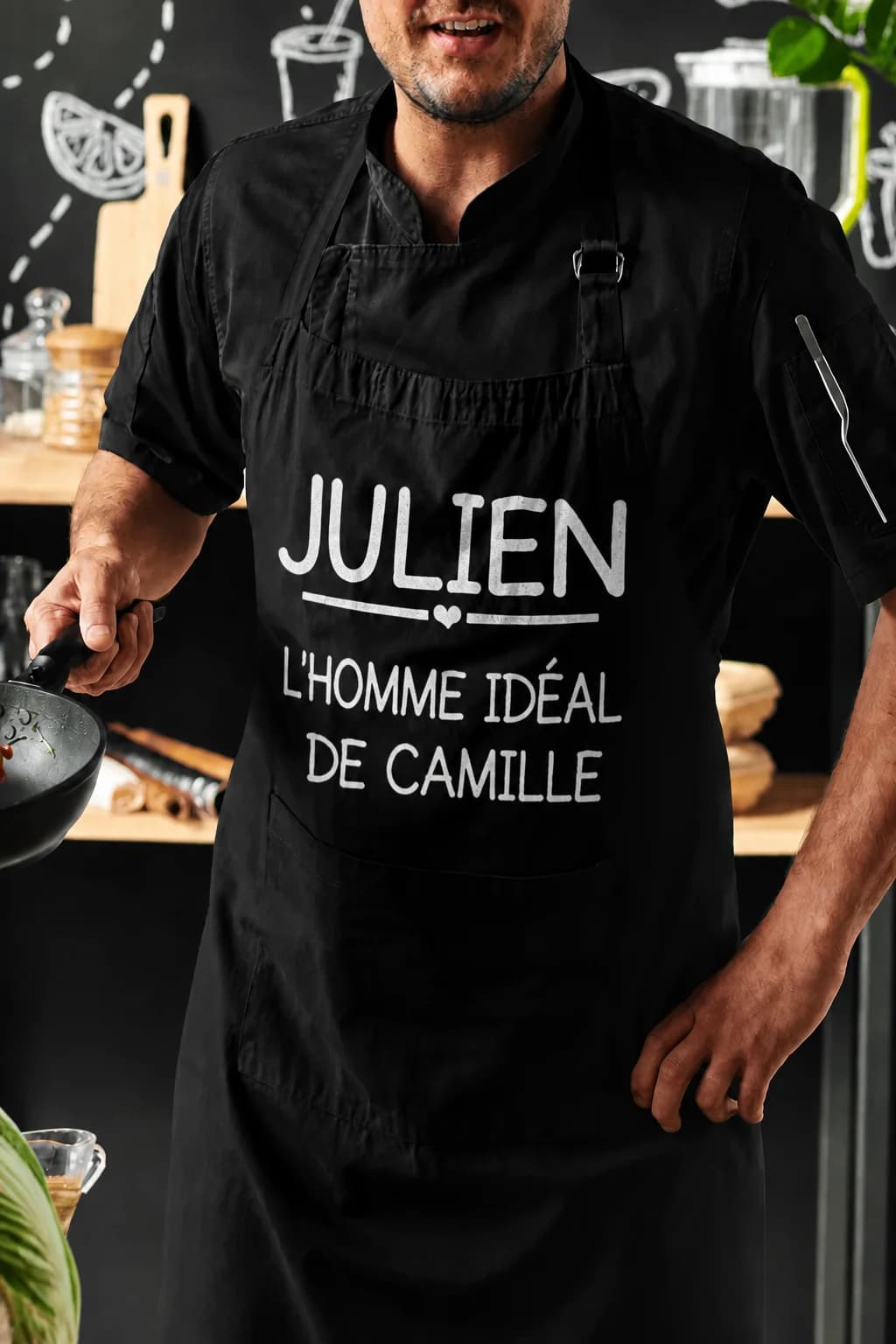 Homme en tablier noir personnalisé « Julien – L'homme idéal de Camille » avec un petit cœur