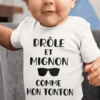 Body bébé drôle comme tonton avec le texte DRÔLE ET MIGNON COMME MON TONTON