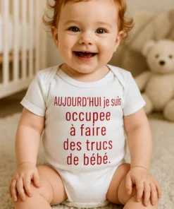 Body bébé drôle avec le texte AUJOURD'HUI je suis occupée à faire des trucs de bébé..