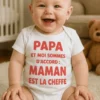 Body bébé Maman est la cheffe avec le slogan PAPA ET MOI SOMMES D'ACCORD : MAMAN EST LA CHEFFE.