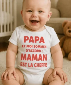 Body bébé Maman est la cheffe avec le slogan PAPA ET MOI SOMMES D'ACCORD : MAMAN EST LA CHEFFE.
