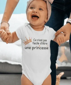 Body bébé Pas facile d'être princesse avec le texte Ce n'est pas facile d'être une princesse