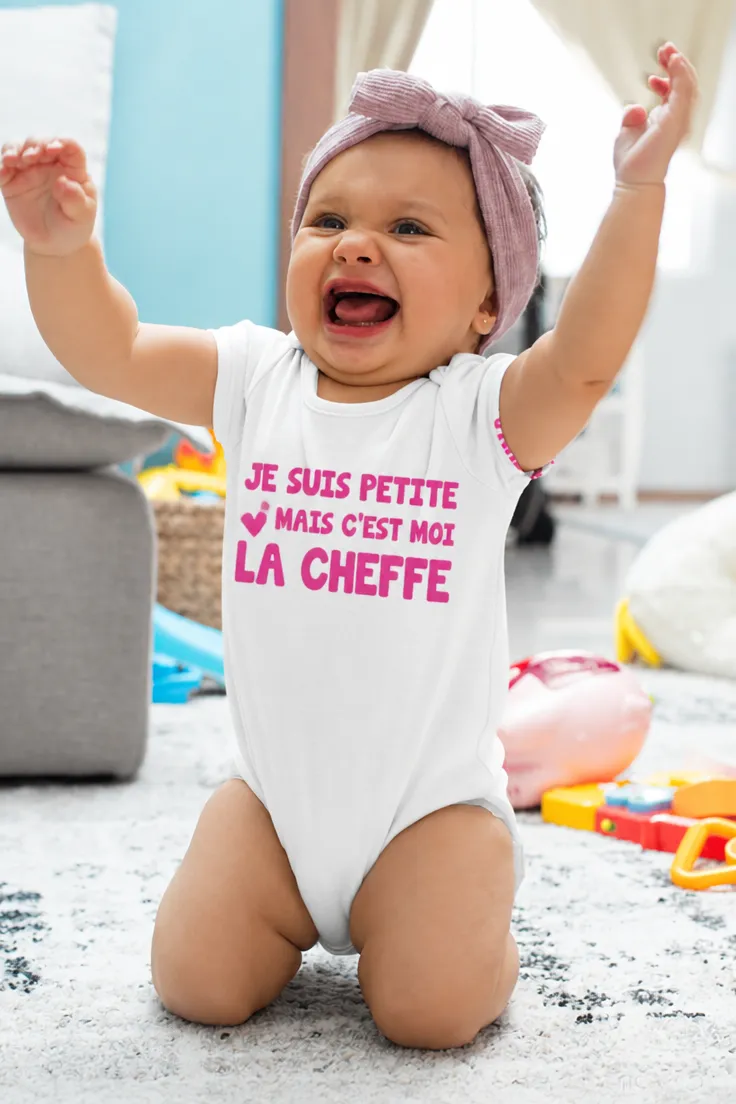 Body bébé Petite cheffe avec le slogan JE SUIS PETITE MAIS C'EST MOI LA CHEFFE