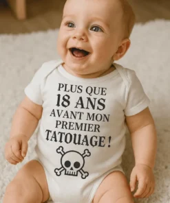 Body bébé Premier tatouage avec slogan humoristique PLUS QUE 18 ANS AVANT MON PREMIER TATOUAGE !