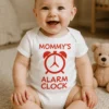 Body bébé Réveil de maman avec le texte imprimé MOMMY'S ALARM CLOCK