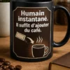 Mug au design parody style paquet d’instantané avec slogan Humain instantané. Il suffit d’ajouter du café., flèche vers une tasse fumante et palette café rétro
