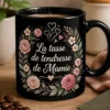 Mug Mamie avec l’inscription La tasse de tendresse de Mamie, entourée d’une couronne florale rose et sauge