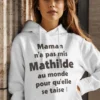 Pull humoristique avec prénom personnalisé avec le texte Maman n'a pas mis Mathilde au monde pour qu'elle se taise !