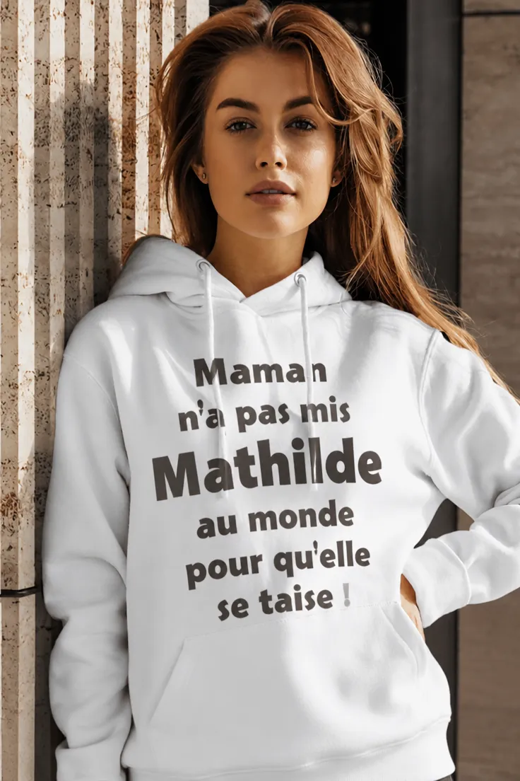 Pull humoristique avec prénom personnalisé avec le texte Maman n'a pas mis Mathilde au monde pour qu'elle se taise !