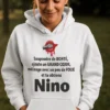 Pull humoristique Bonté avec prénom personnalisé avec le texte Saupoudre de BONTÉ, ajoute un GRAND CŒUR, mélange avec un peu de FOLIE et tu obtiens Nino.