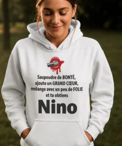 Pull humoristique Bonté avec prénom personnalisé avec le texte Saupoudre de BONTÉ, ajoute un GRAND CŒUR, mélange avec un peu de FOLIE et tu obtiens Nino.