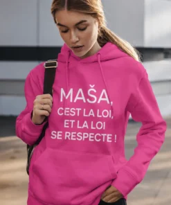 Pull humoristique C'est la loi avec prénom personnalisé avec le texte MAŠA, C'EST LA LOI, ET LA LOI SE RESPECTE !