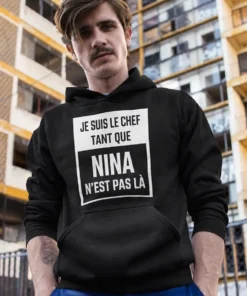 Pull humoristique Chef avec prénom personnalisé avec le texte JE SUIS LE CHEF TANT QUE NINA N'EST PAS LÀ