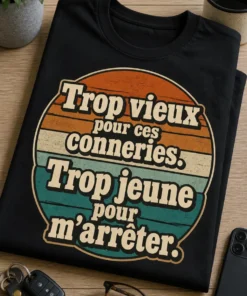 T-shirt anniversaire drôle avec le slogan Trop vieux pour ces conneries. Trop jeune pour m’arrêter., typographie rétro centrée sur fond rayé 70s.
