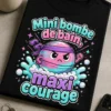 T-shirt humoristique avec le slogan Mini bombe de bain, maxi courage et une bombe de bain courageuse en style cartoon vectoriel