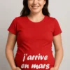 T-shirt de grossesse Bébé arrive en mars avec le texte j'arrive en mars