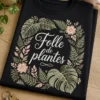 T-shirt femme plantes avec portrait botanique délicat et slogan Folle de plantes entouré de feuilles de monstera et de fougères