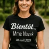 T-shirt humoristique Bientôt avec prénom personnalisé avec le texte Bientôt.. Mme Novak 20 août 2025