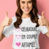 T-shirt humoristique Célibataire affamée avec le slogan CÉLIBATAIRE EN COUPLE AFFAMÉE