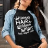 T-shirt humoristique Cheveux en bataille avec slogan messy HAIR stubborn SPIRIT but super cute
