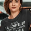 T-shirt humoristique Coiffeuse dont tout le monde parle avec le slogan JE SUIS LA COIFFEUSE DONT TOUT LE MONDE PARLE