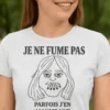 T-shirt humoristique Je ne fume pas avec le slogan JE NE FUME PAS PARFOIS J'EN ALLUME UNE.