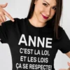T-shirt humoristique La loi avec prénom personnalisé avec le texte ANNE C'EST LA LOI, ET LES LOIS ÇA SE RESPECTE!