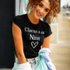 T-shirt humoristique Le sien avec prénom personnalisé avec le slogan Chacun a sa Nina ♡