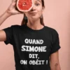 T-shirt humoristique On obéit avec prénom personnalisé avec le slogan QUAND SIMONE DIT, ON OBÉIT !